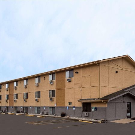 Super 8 By Wyndham Dubuque Motel Екстериор снимка