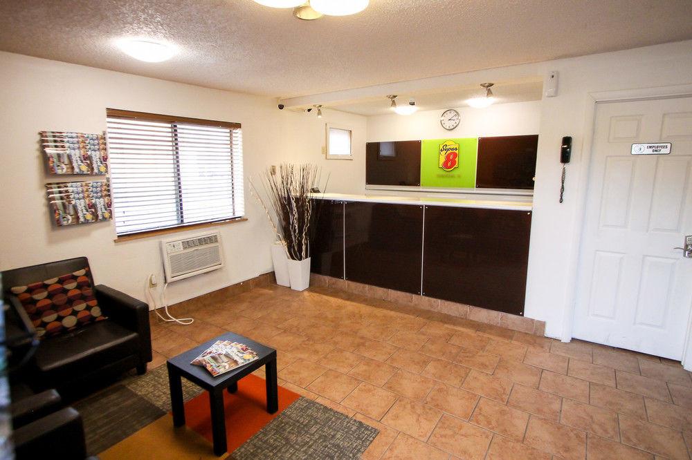 Super 8 By Wyndham Dubuque Motel Екстериор снимка