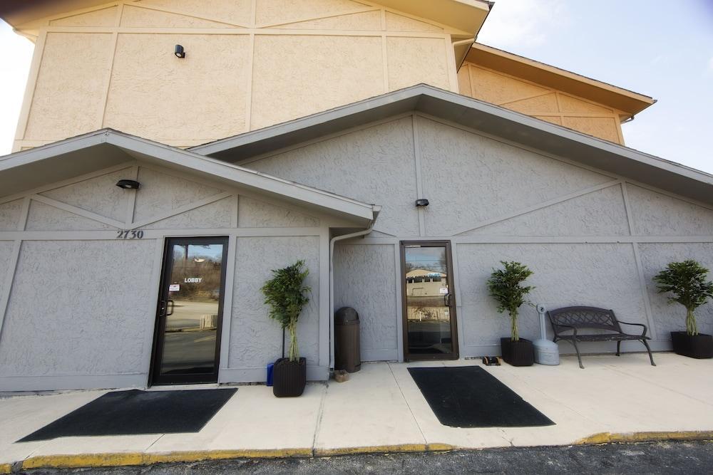 Super 8 By Wyndham Dubuque Motel Екстериор снимка