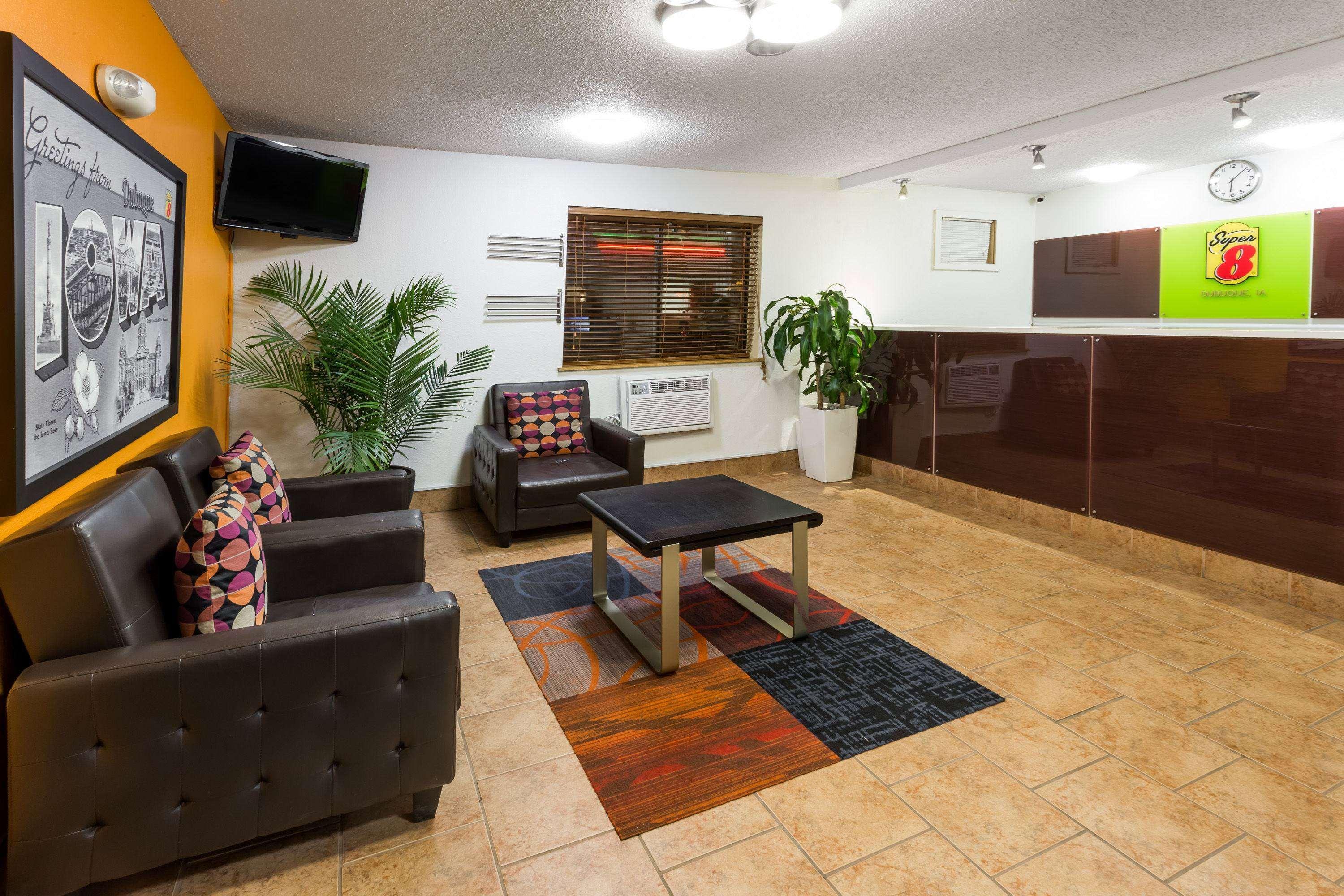 Super 8 By Wyndham Dubuque Motel Екстериор снимка