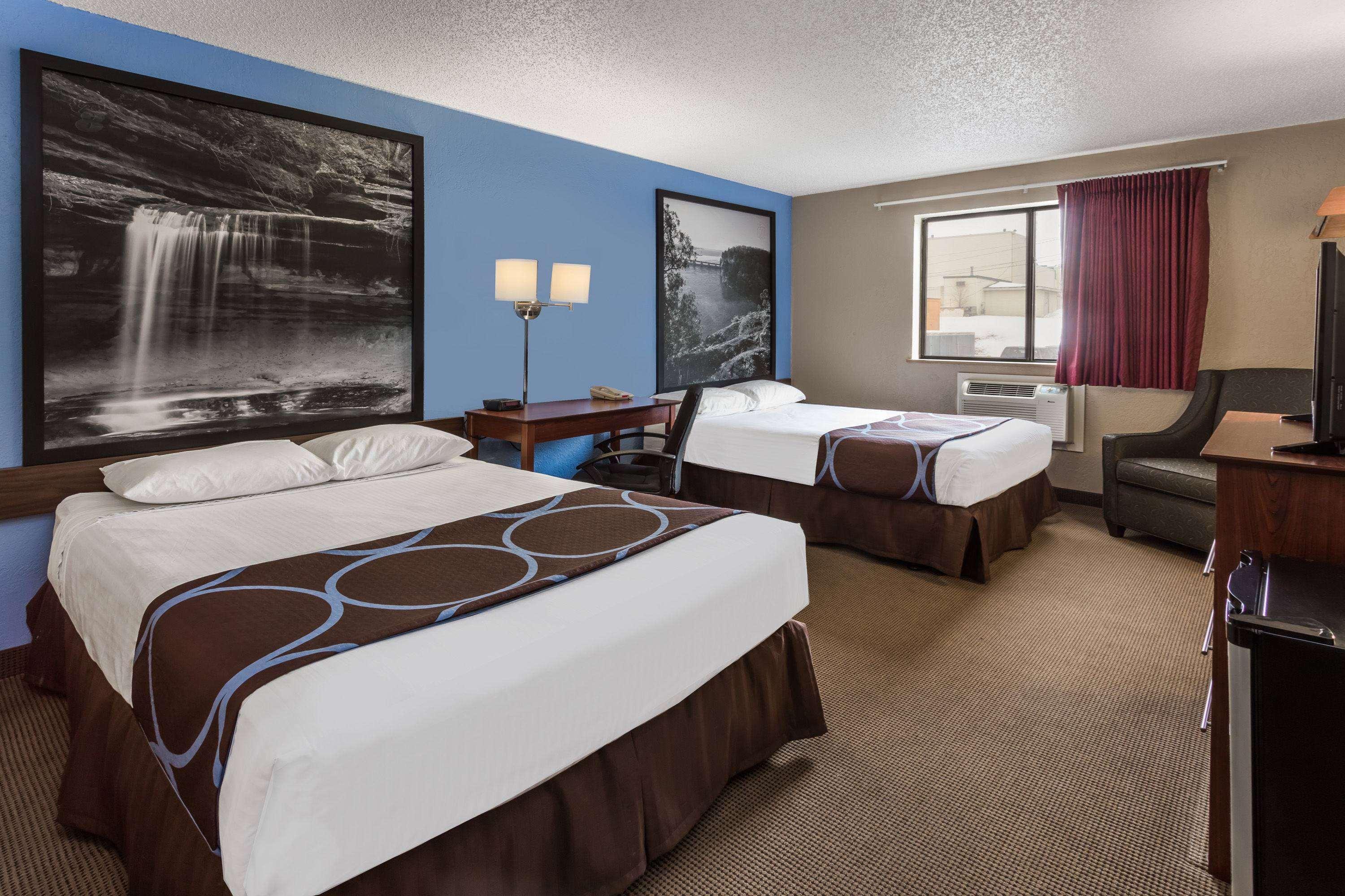 Super 8 By Wyndham Dubuque Motel Екстериор снимка