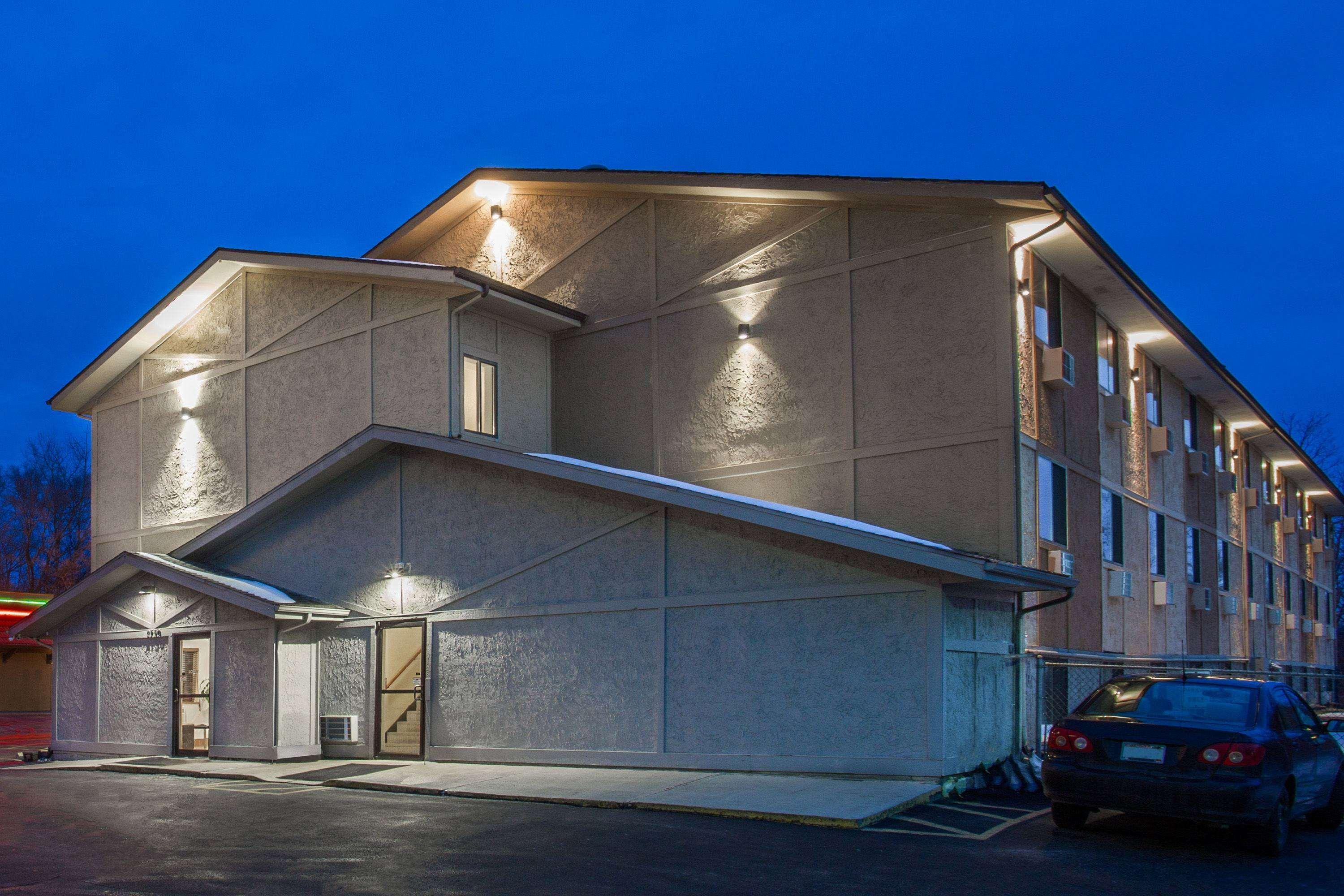 Super 8 By Wyndham Dubuque Motel Екстериор снимка