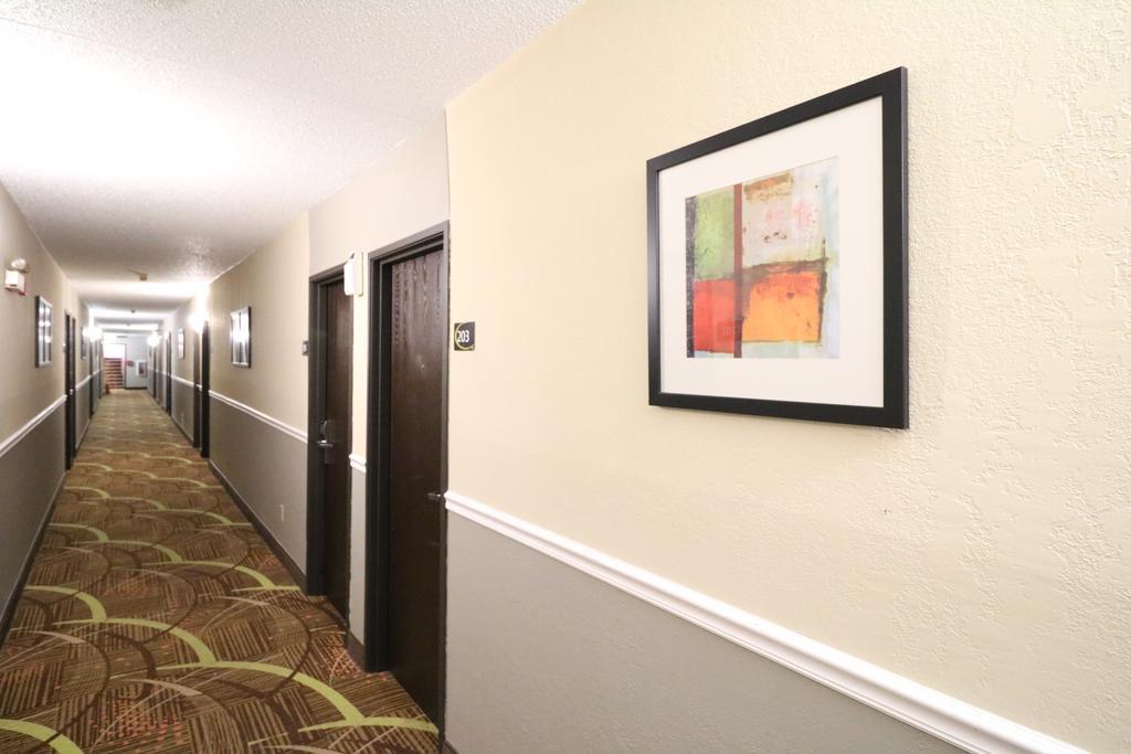 Super 8 By Wyndham Dubuque Motel Екстериор снимка