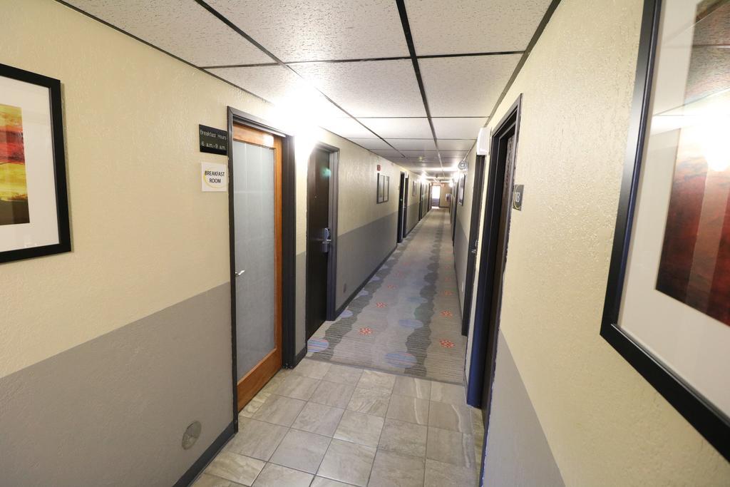 Super 8 By Wyndham Dubuque Motel Екстериор снимка