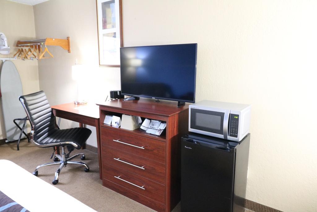 Super 8 By Wyndham Dubuque Motel Екстериор снимка