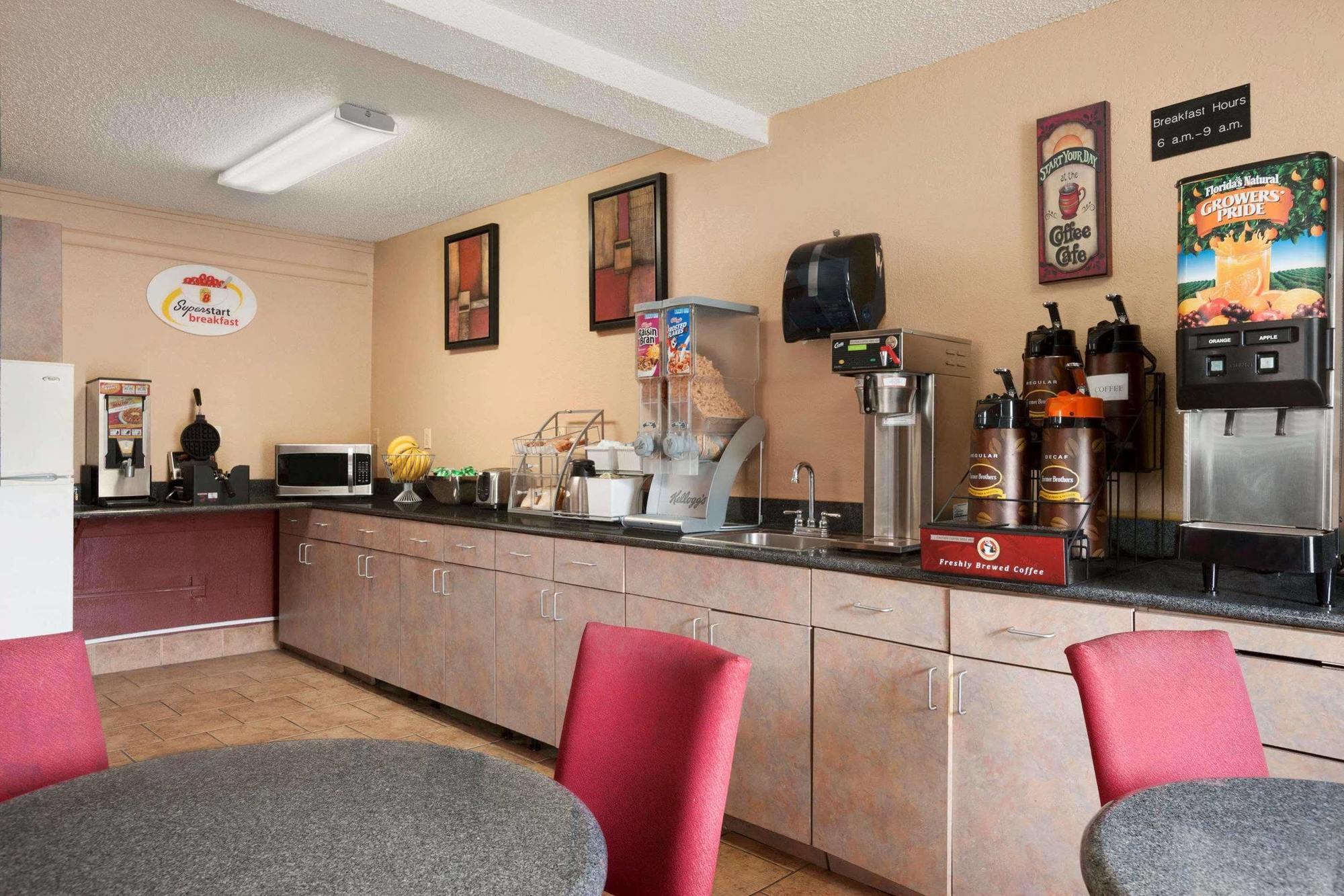 Super 8 By Wyndham Dubuque Motel Екстериор снимка
