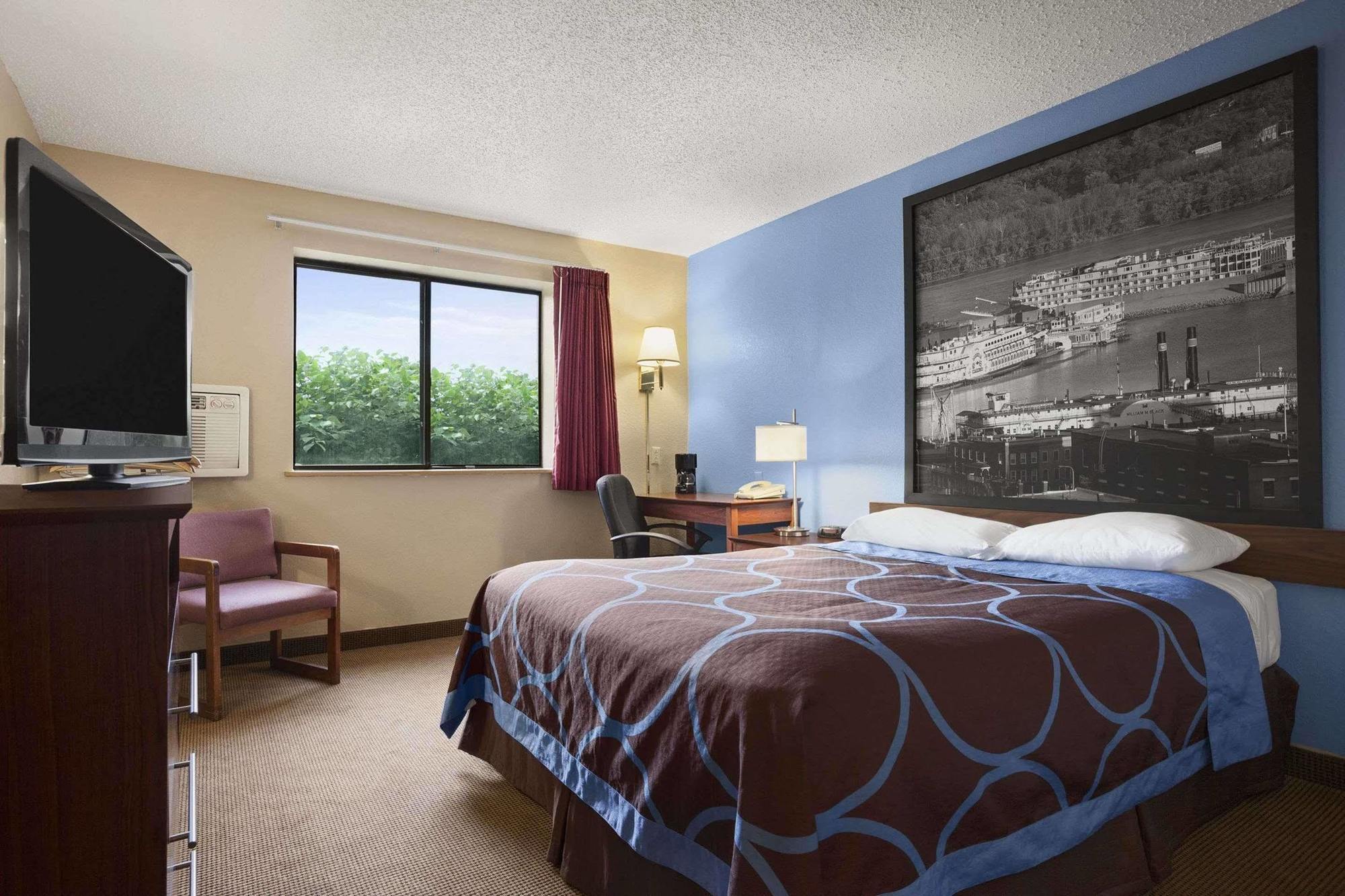 Super 8 By Wyndham Dubuque Motel Екстериор снимка