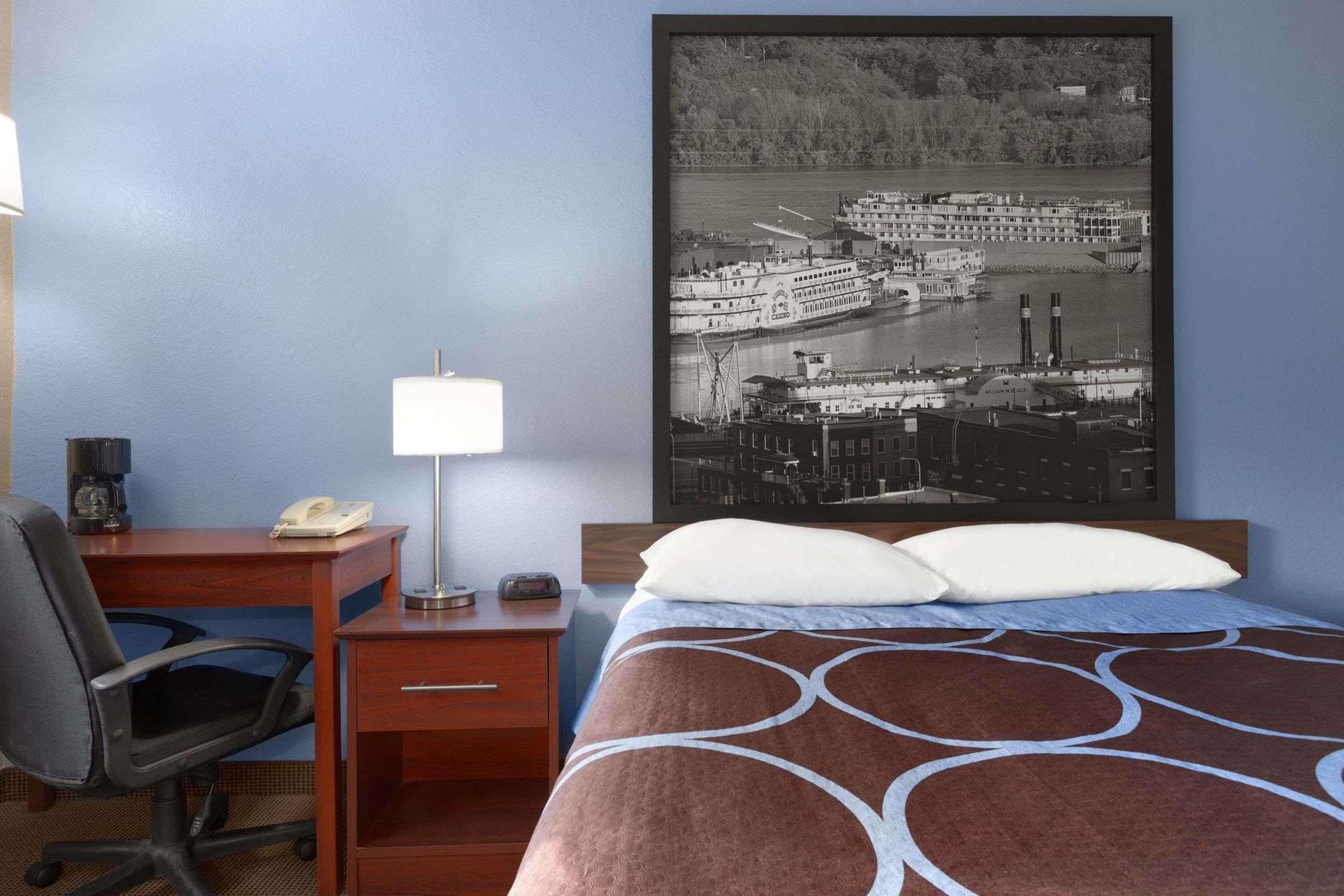 Super 8 By Wyndham Dubuque Motel Екстериор снимка