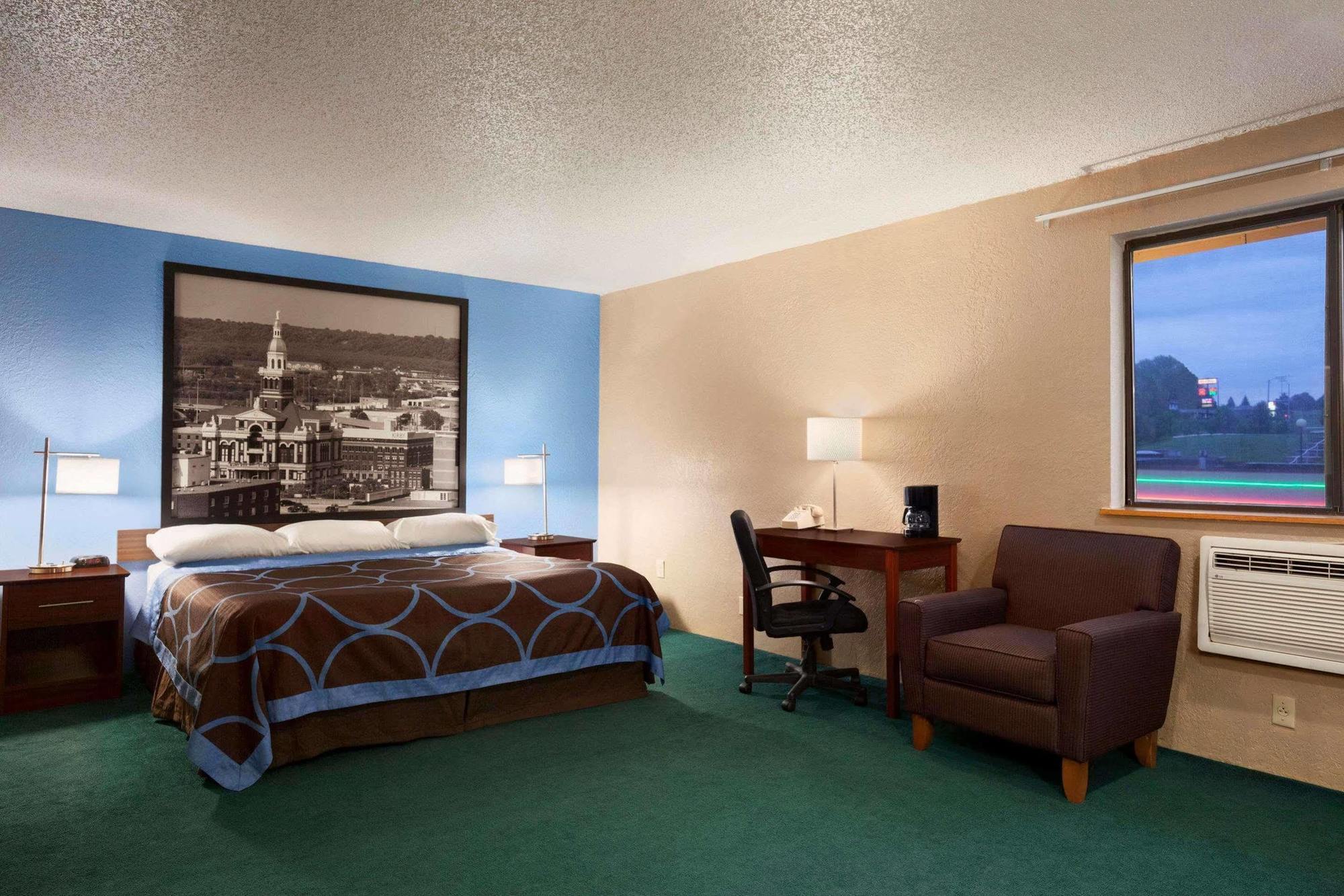 Super 8 By Wyndham Dubuque Motel Екстериор снимка
