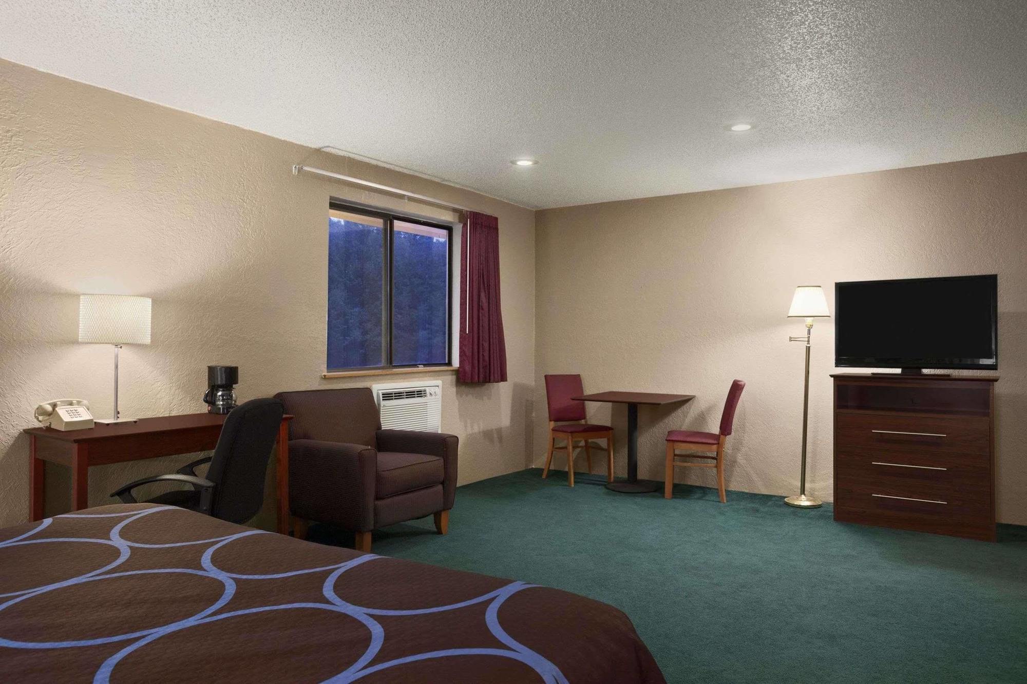 Super 8 By Wyndham Dubuque Motel Екстериор снимка