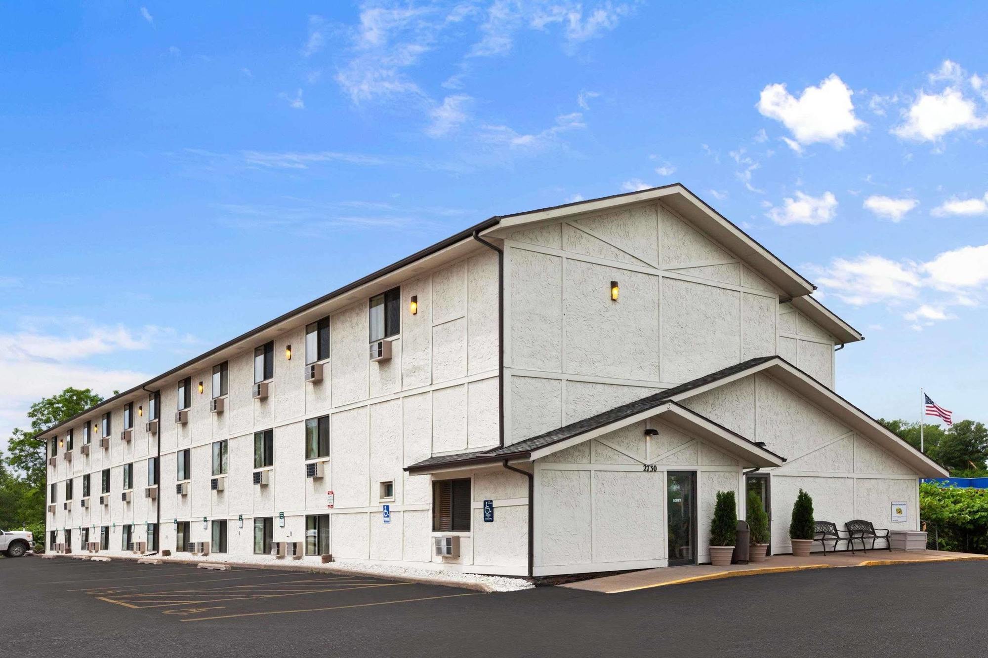 Super 8 By Wyndham Dubuque Motel Екстериор снимка