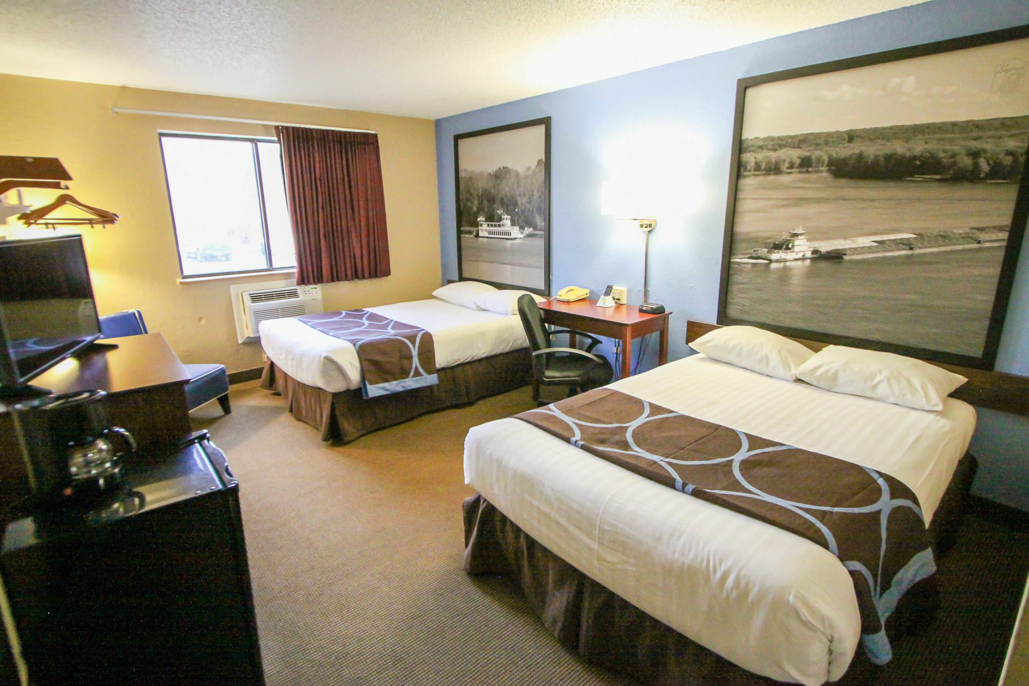 Super 8 By Wyndham Dubuque Motel Екстериор снимка