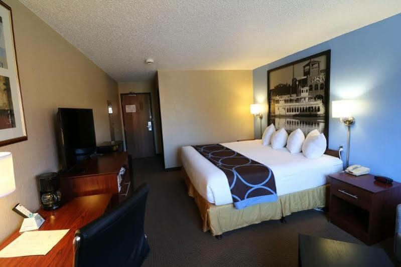 Super 8 By Wyndham Dubuque Motel Екстериор снимка