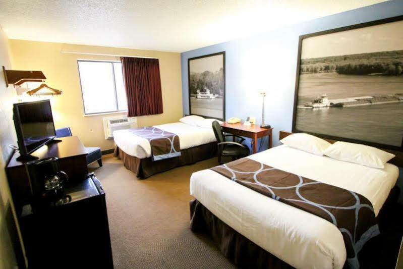 Super 8 By Wyndham Dubuque Motel Екстериор снимка